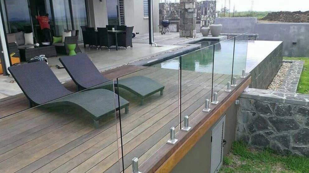 نرده شیشه ای چیست و چه مزایایی دارد؟