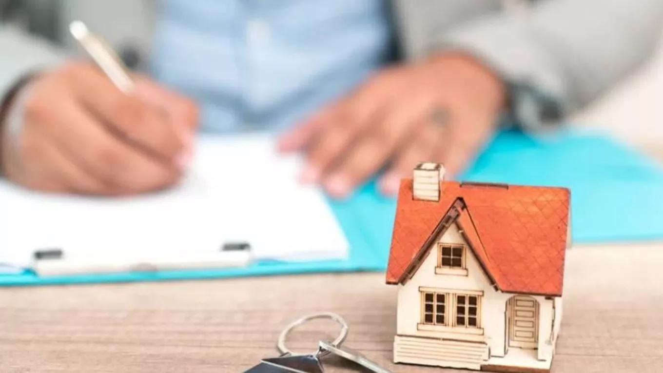 Bir emlakçı geçimini sağlamak için ne yapar?
