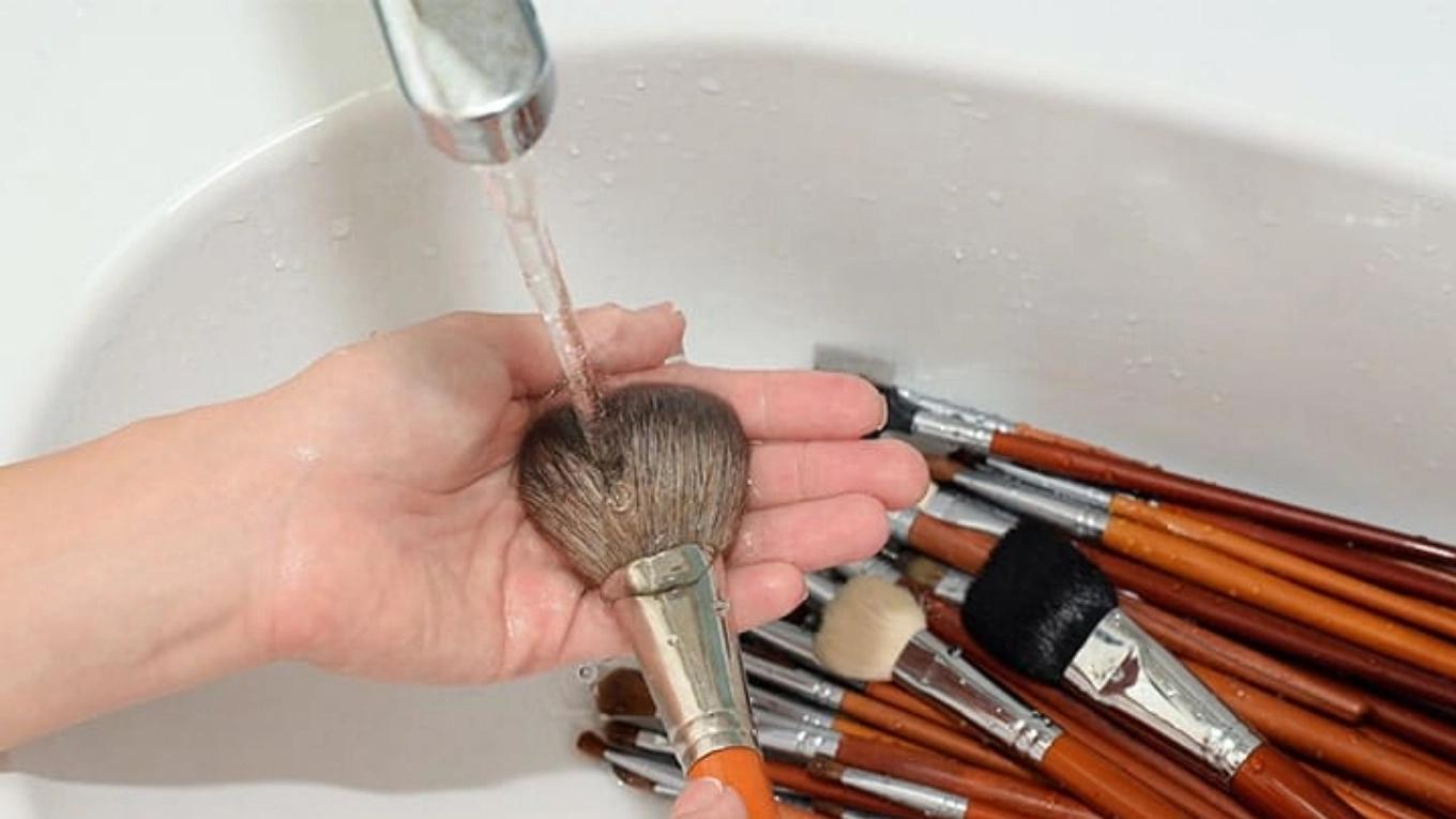 How to clean a makeup brush