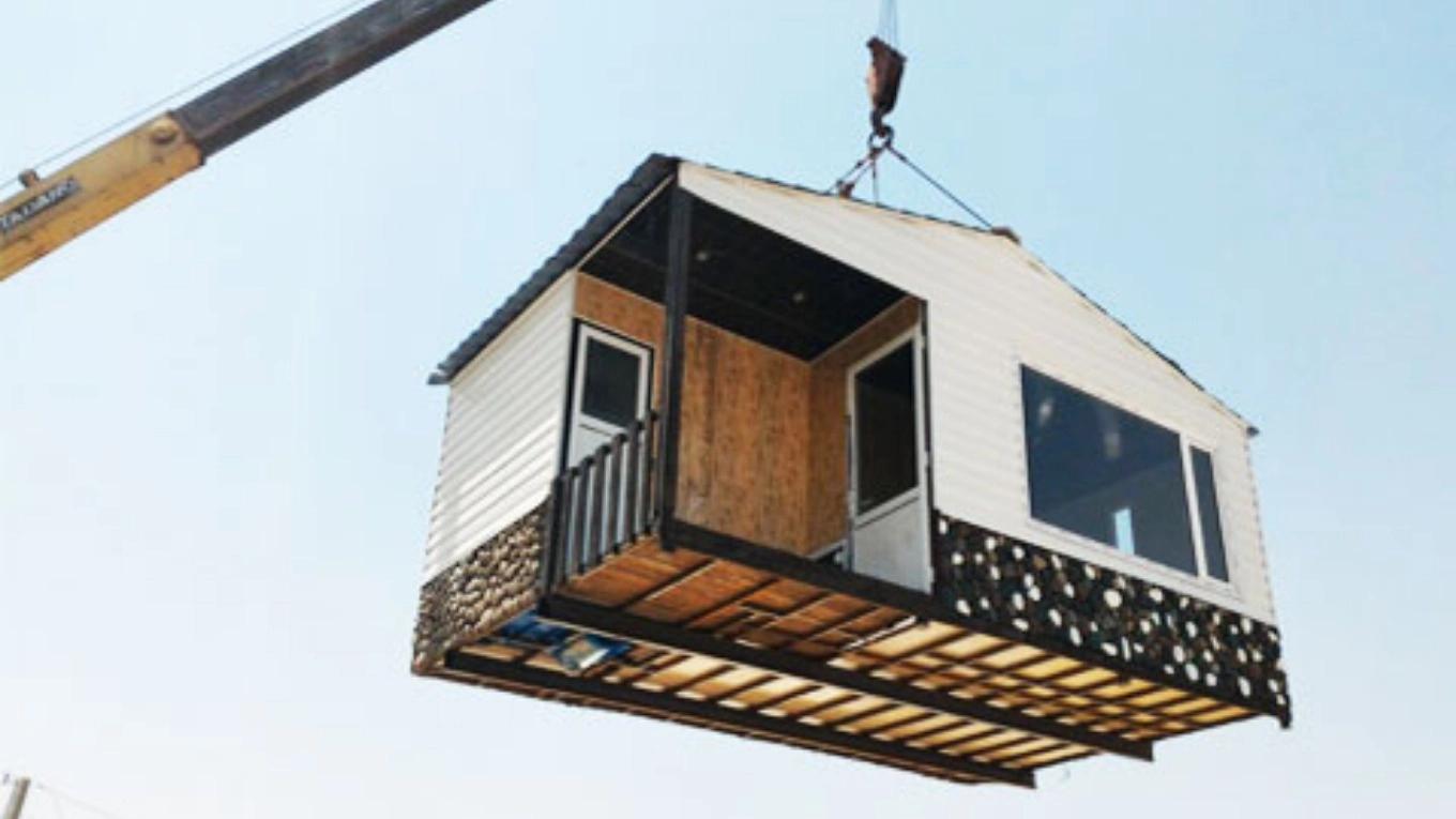 What are the advantages of a prefabricated house?