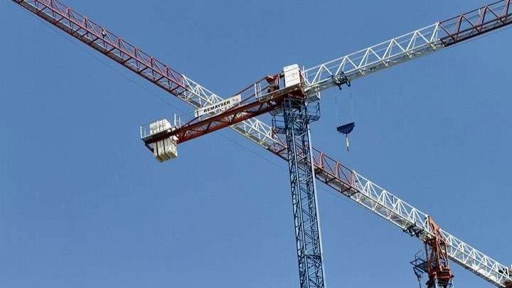 How does a tower crane work?