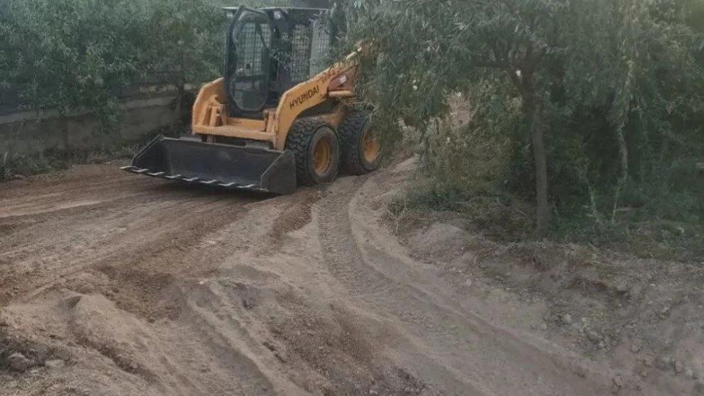 Ashtian Central'da yüzme havuzu ve çevre düzenlemesi rampa, donanım ve kazma işlemlerinin uygulanması