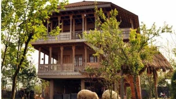 What are the characteristics of a special ecotourism accommodation?