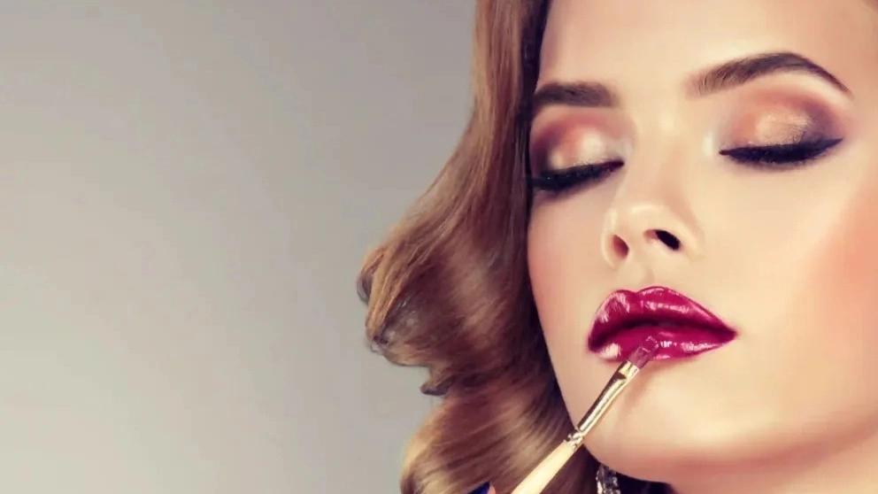 Up-to-date styles for bridal hair and makeup