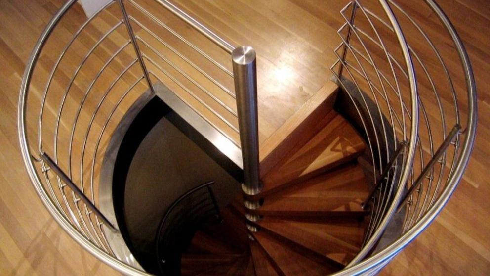 What is a round staircase and what are its types?