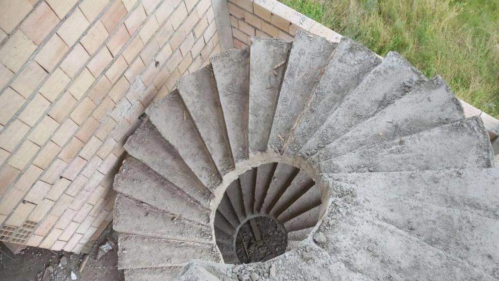 Duplex concrete round staircase and its advantages