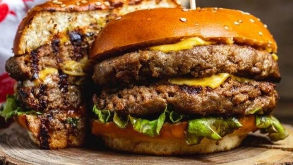 The inventor of the hamburger and the origin story of this popular and delicious sandwich