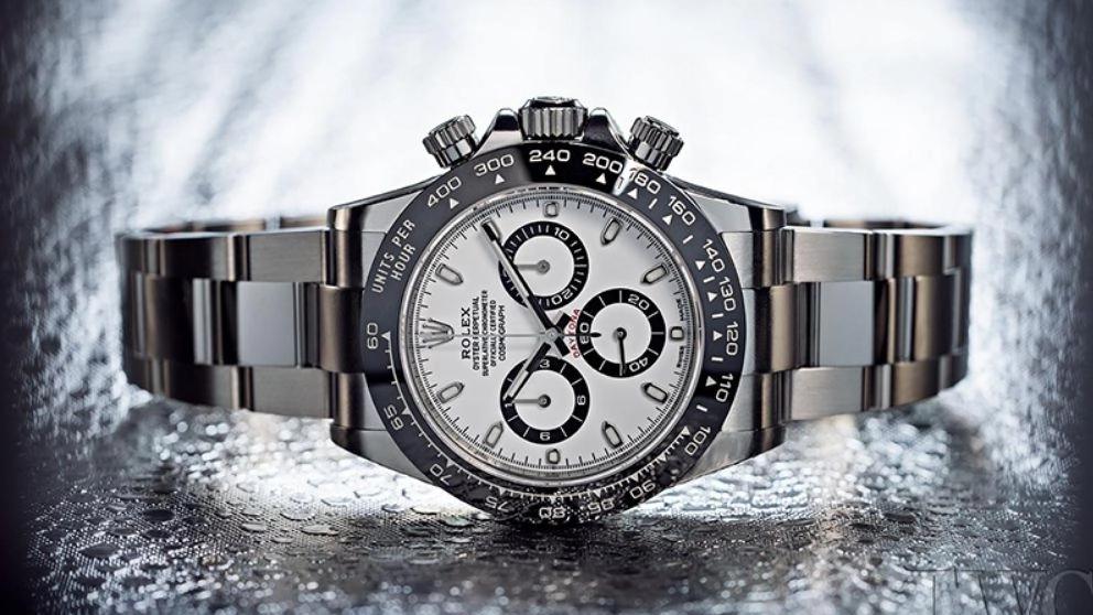 What is a three-motor watch?