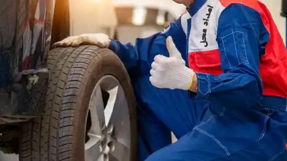 What are the duties of car assistance?