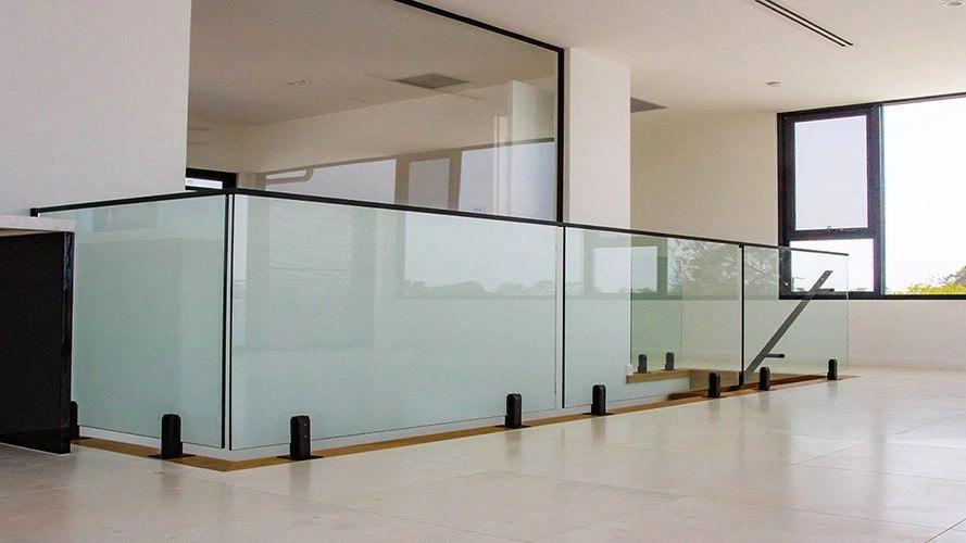 Features of glass handrail