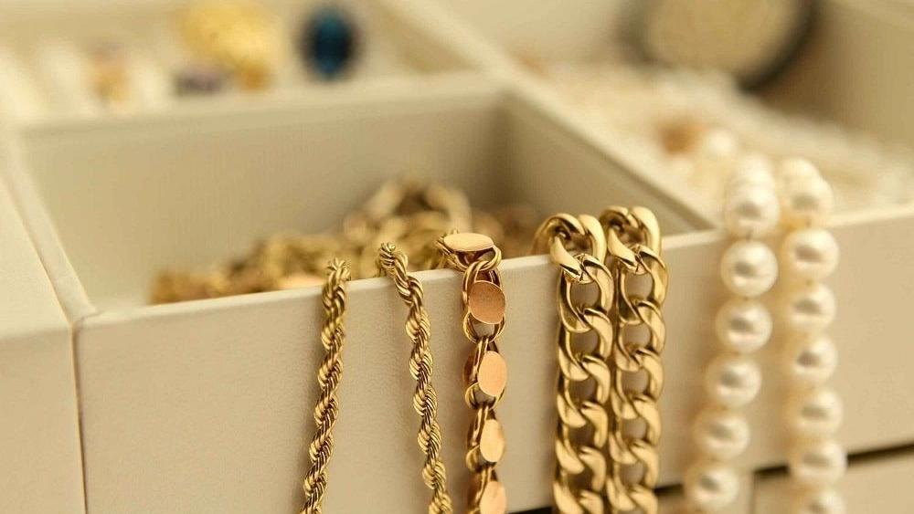 How to keep jewelry and rhinestones