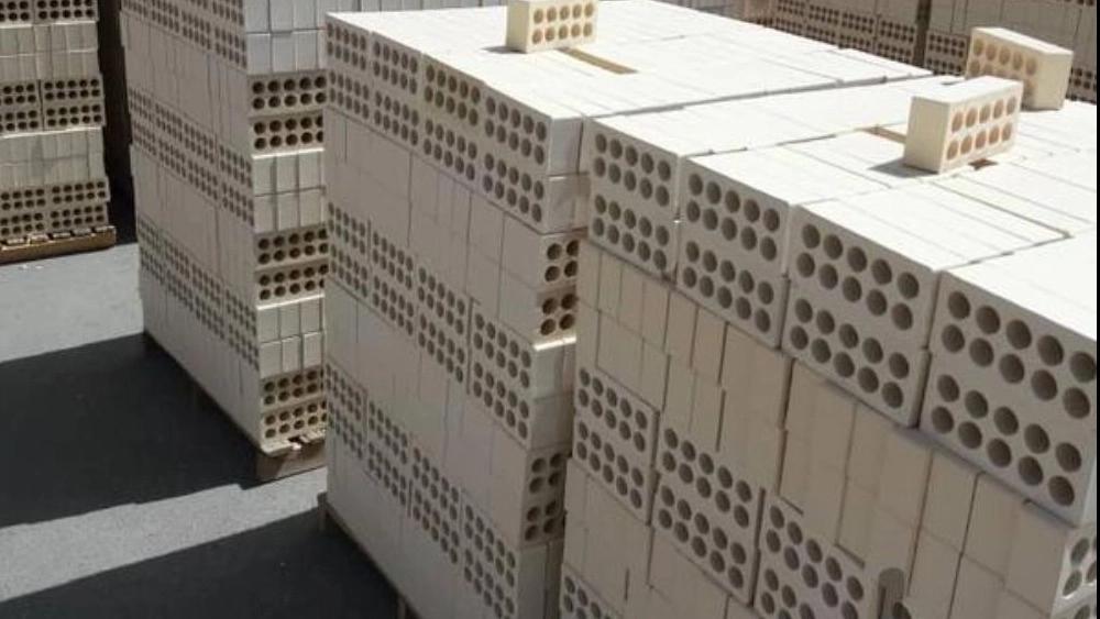 يحتوي الطوب على عشرة ثقوب