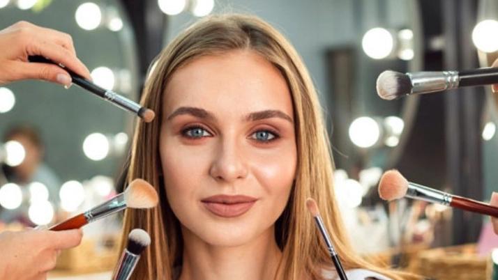 محل مستحضرات التجميل السوداء في كرج