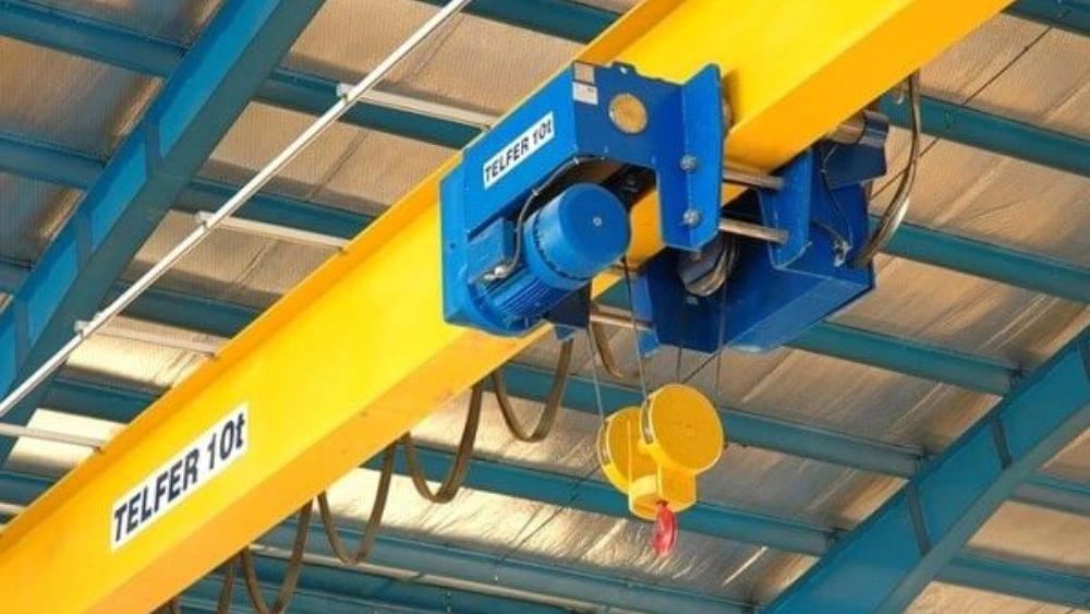 Tebriz'de barakalar, çatı vinçleri inşaatı