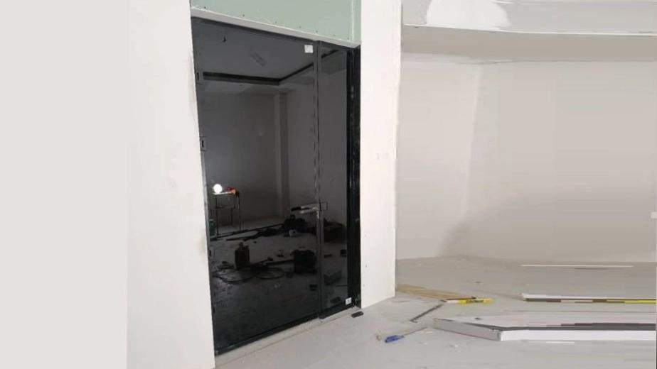 Installation of tempered glass and laminate in Isfahan
