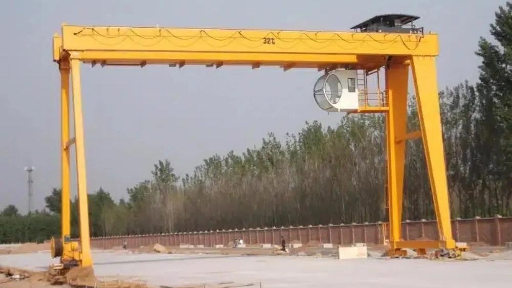 Ray, Tahran'da gezer köprülü vinç inşaatı