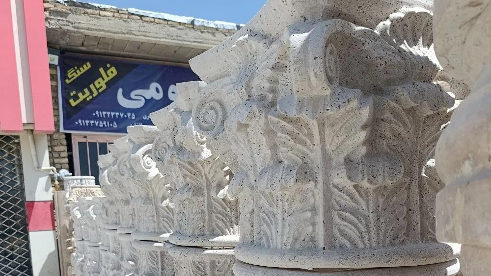 Mezar taşının binanın cephesindeki rolü