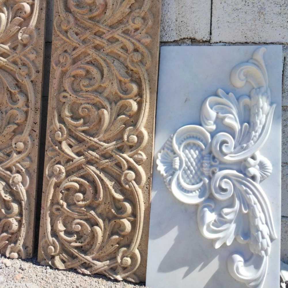کتیبه و گل سنگی
