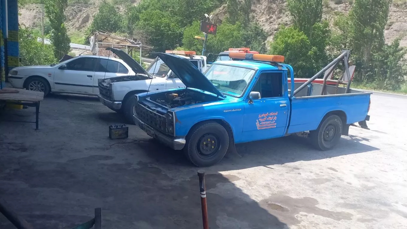 Tow truck and ambulance on Haraz Ghaem Road in Mazandaran 09119112006