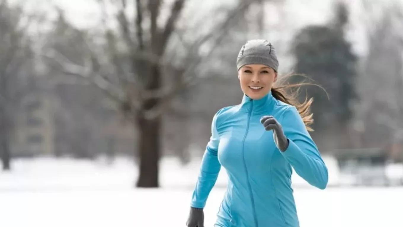 What features should women's running pants and clothes have?