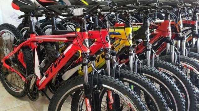 Kavos Dome'daki Mezarji'de özel bisiklet mağazası ve showroom