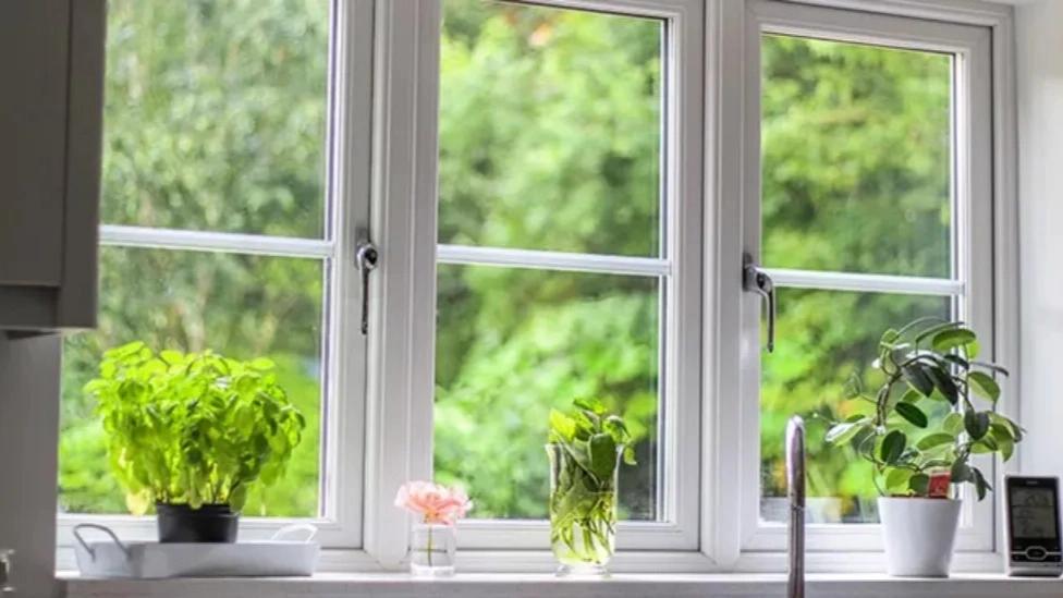 ما هي الأنواع المختلفة للأبواب والنوافذ الـ upvc؟