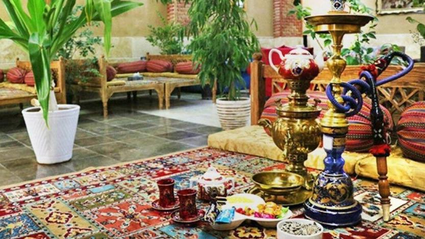 Traditional canteen with live music in Tabriz