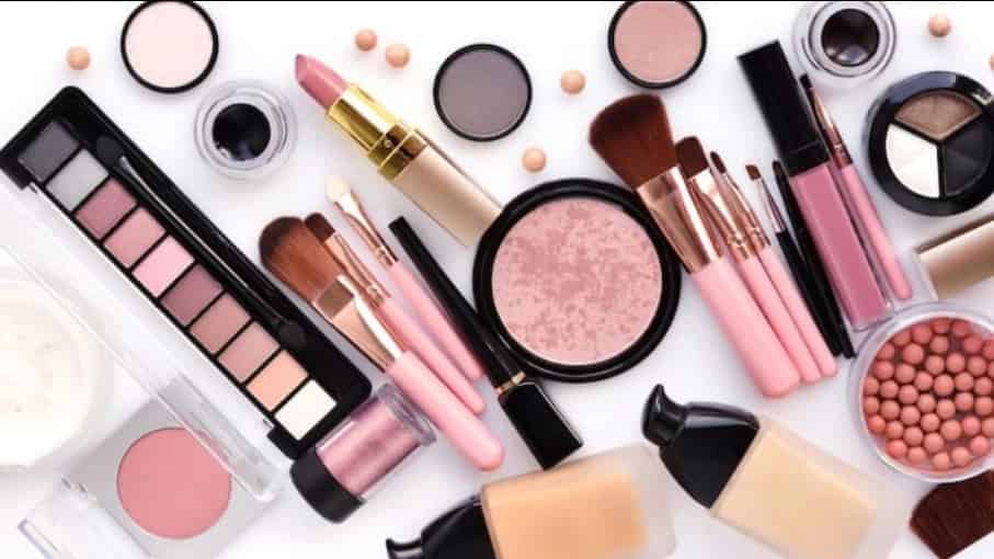 Selling cosmetics in Rasht