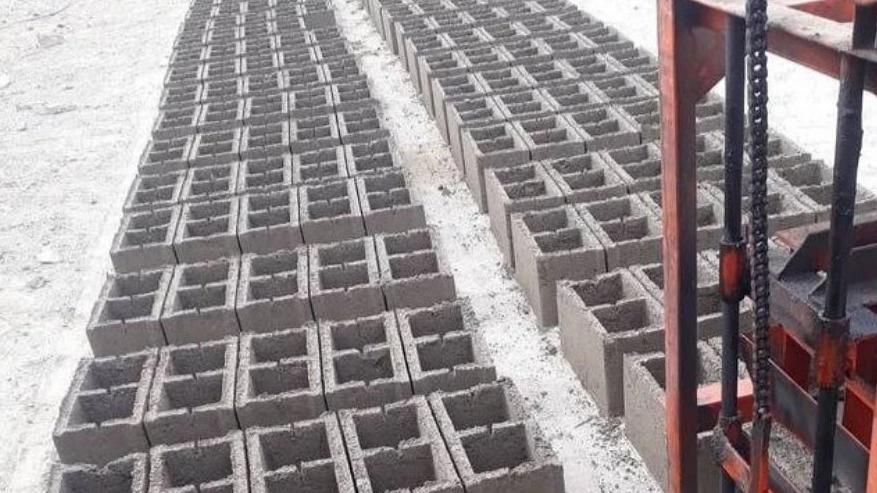 إنتاج البلوك الأسمنتي في الوسط