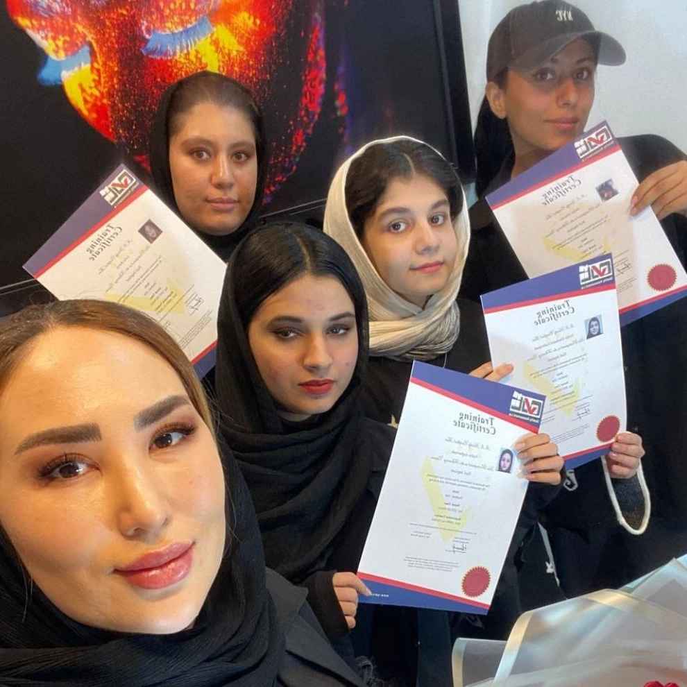 آموزشگاه کاشت ناخن پارمیس آموزشگاه کاشت ناخن پارمیس
