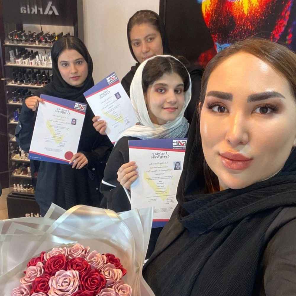 آموزشگاه کاشت ناخن پارمیس آموزشگاه کاشت ناخن پارمیس
