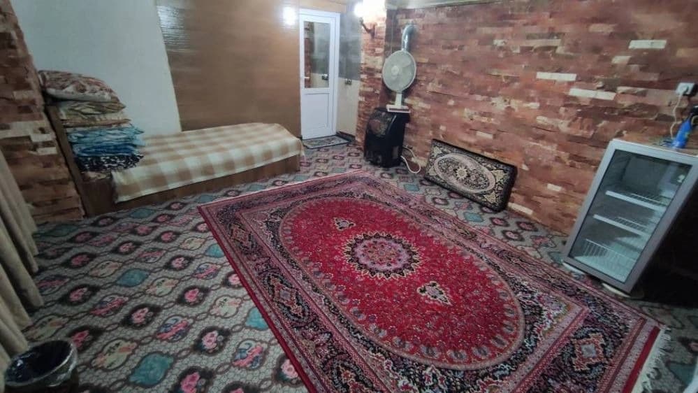 Reservation of a six-unit suite with a bed