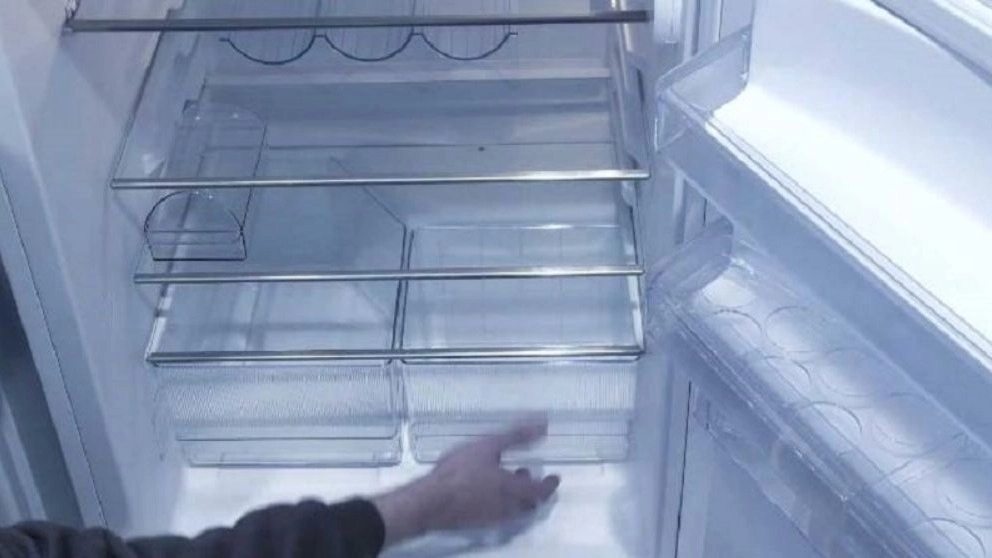 The reason for the accumulation of water on the floor of the refrigerator