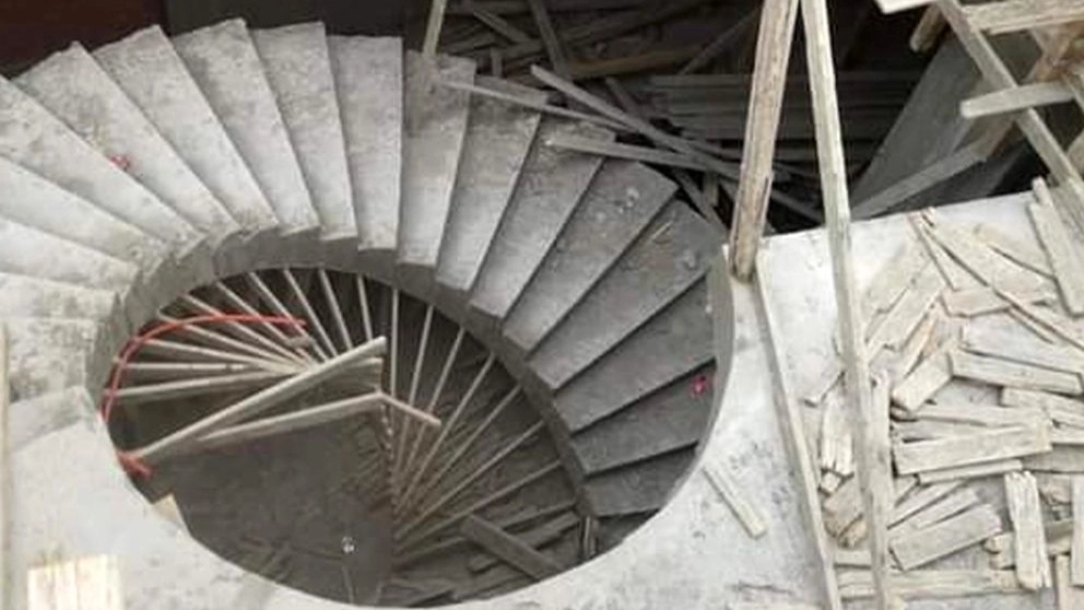 Round concrete stairs and its effect on the interior and exterior design of the building