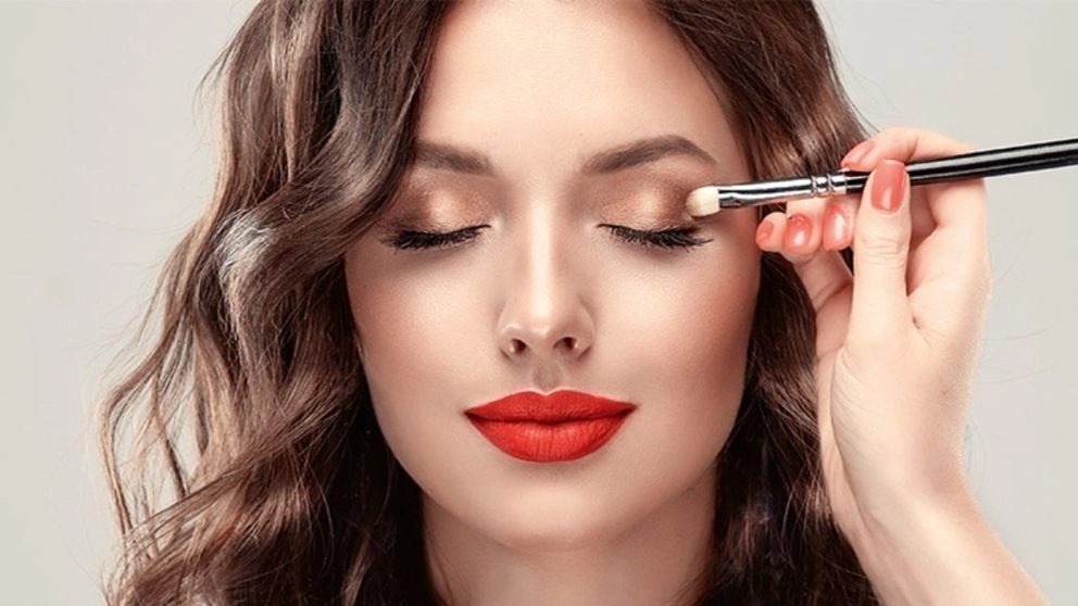 The difference between light and smokey makeup