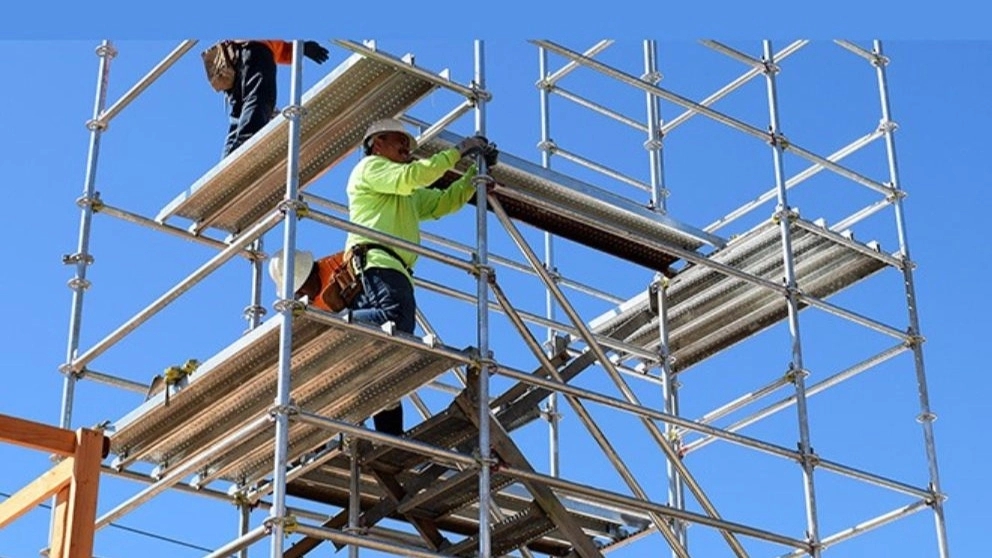 What are the safety conditions of metal scaffolding?