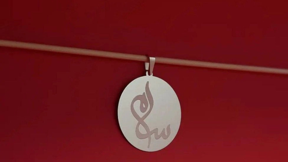Aria Gold Gallery, ordering and making Persian and Latin name gold plaques in Tehran