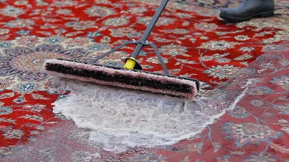 The difference between machine and hand-woven carpet washing