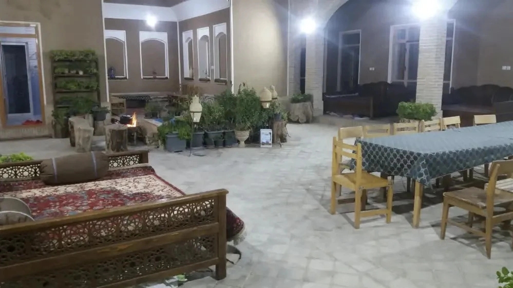 Shabaz traditional residence and restaurant in Varzaneh, Isfahan