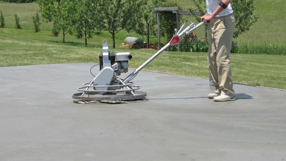 Concreting the floor with a butterfly trowel