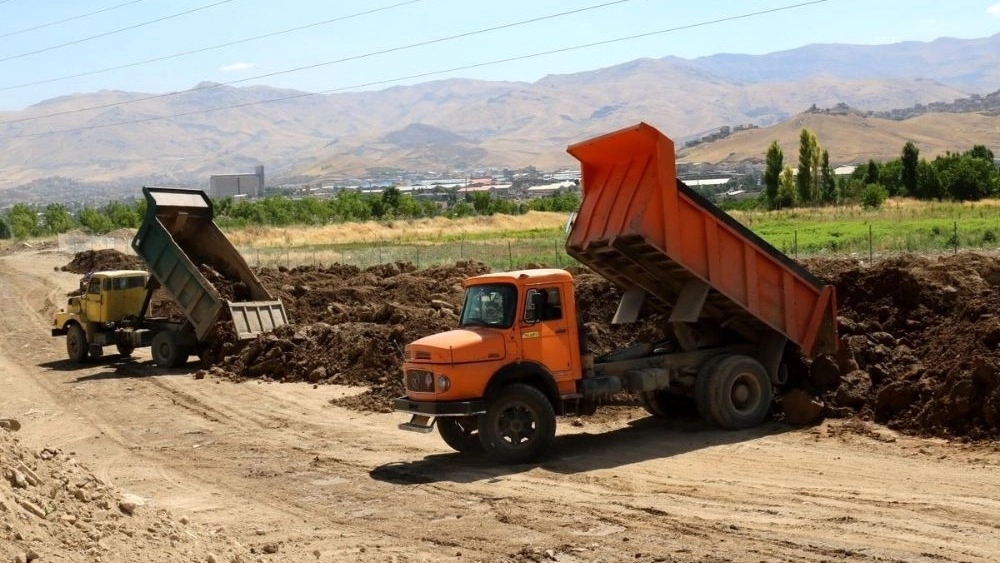 Old vital building materials, dirt removal, garbage transportation and transportation of materials in Tehran