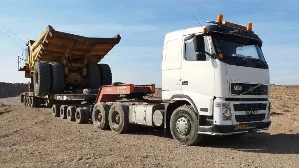 Backbreakers of Iran Zemin, carrying cargo and normal cargo and traffic in Isfahan