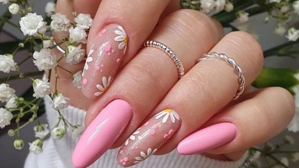 Bazm Ara beauty salon, nail design and implant services in Shahin Shahr