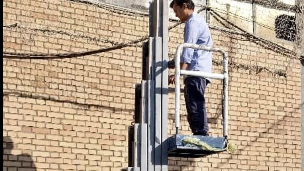Renting a building lift in Tehran