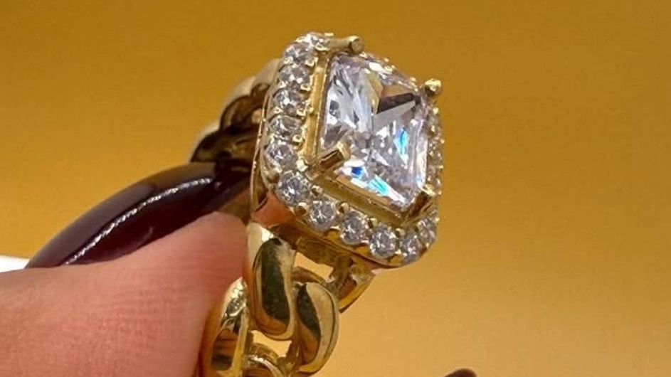 Faraz Gold Gallery, selling and manufacturing 18 carat gold in Tehran