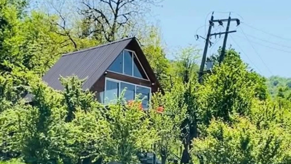 Uncle Saeed's Swiss hut, wooden hut for rent in Swadkoh, Mazandaran