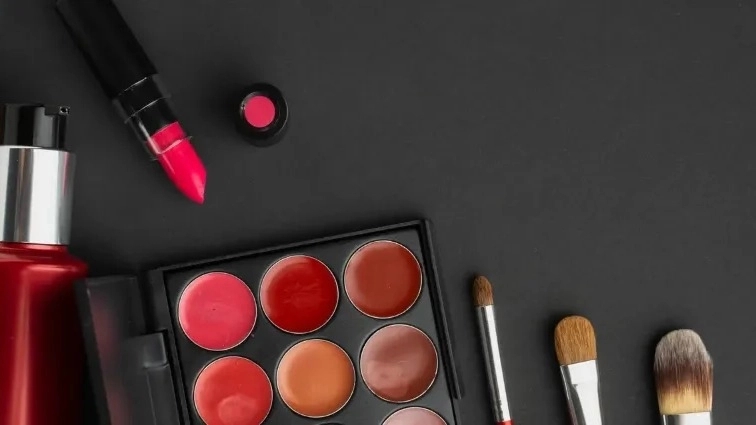 Sahar Abbasi beauty salon, chignon, make-up and nail transplant services in Foman