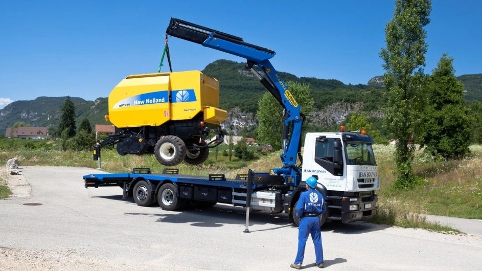 Raztaghil Raz, transportation of light and heavy objects by crane in Shiraz