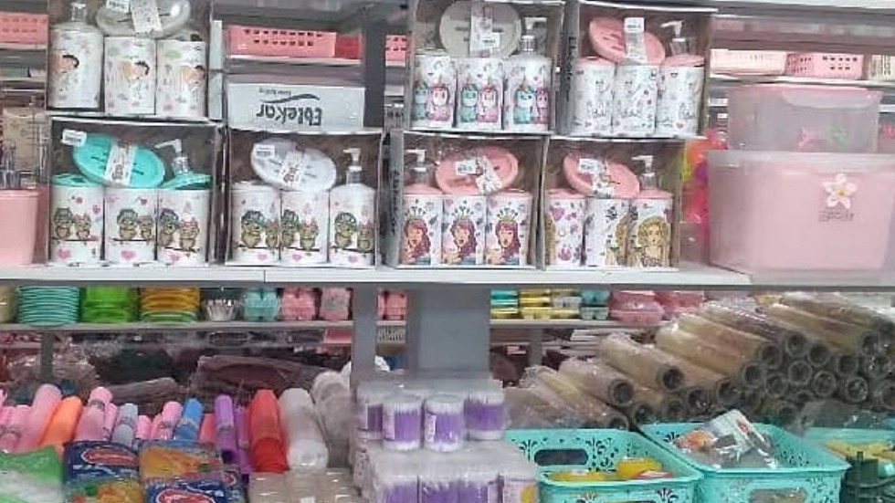Plasco Saeed store, selling all kinds of plastic products and kitchen tools in Azna
