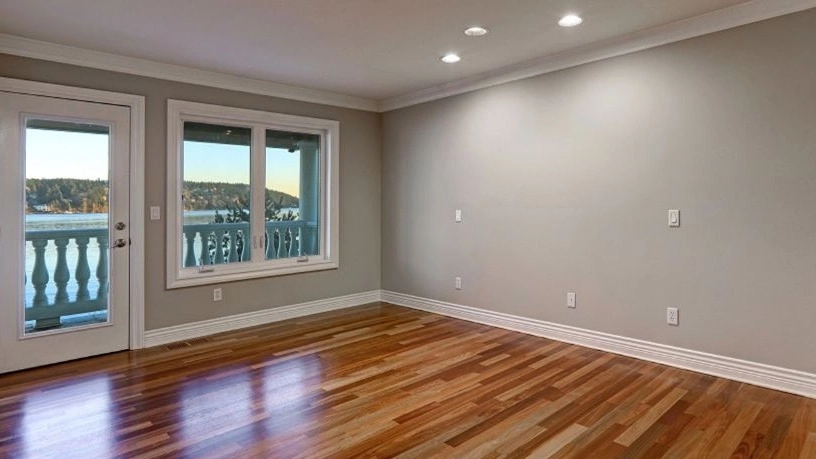 Different types of oil paints for building